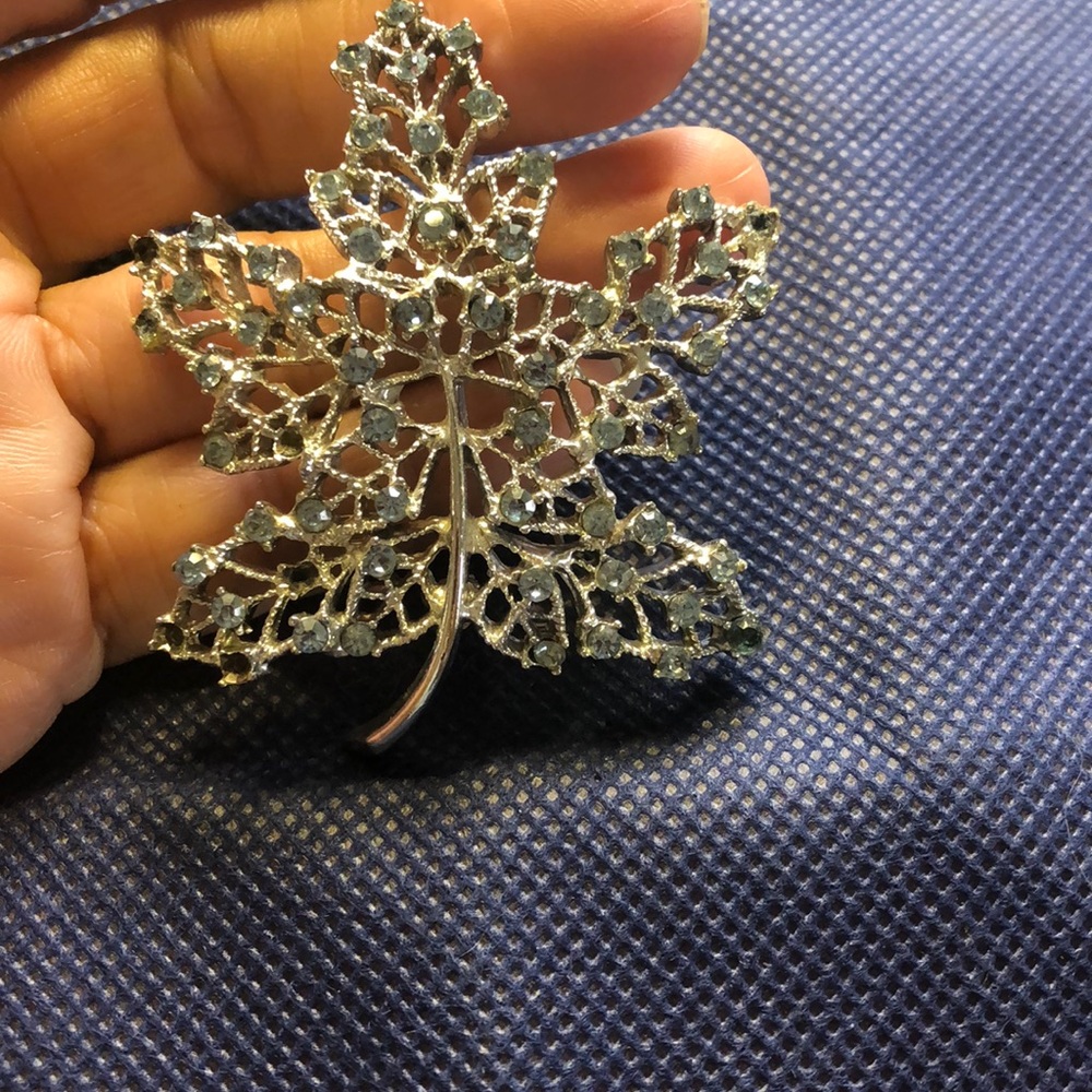 Dodd’s Rhinestone Maple 🍁 Leaf Brooch